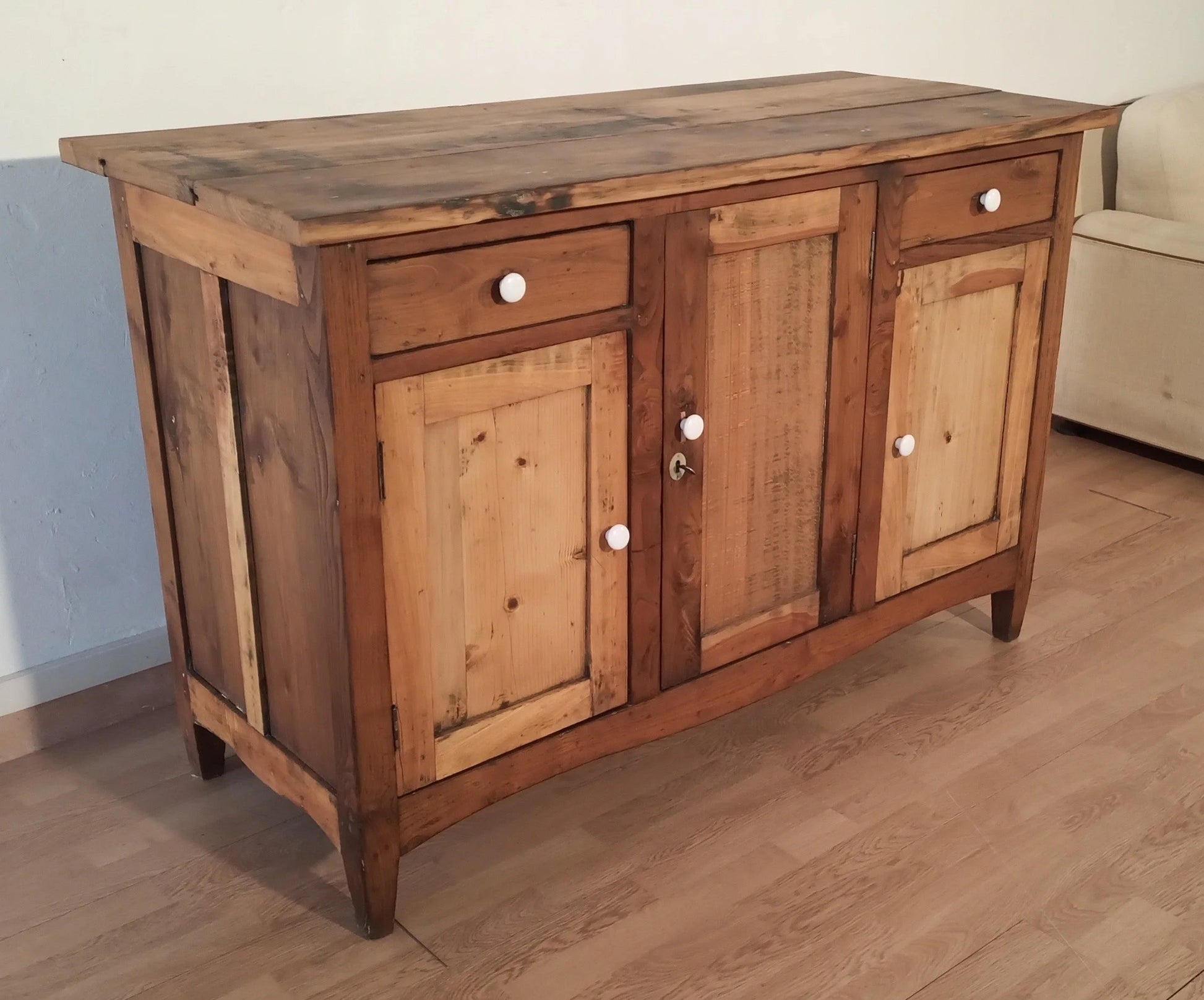 Credenza bassa pino rustica italia con tre ante e due cassetti con pomelli bianchi in legno naturale