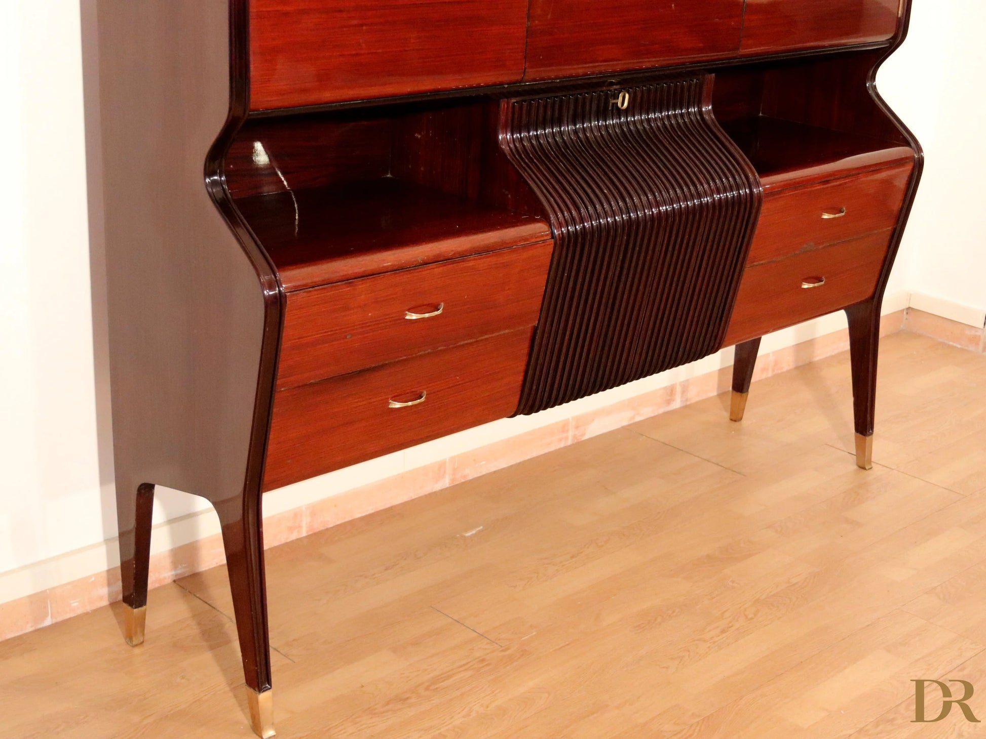 Credenza di metà secolo di osvaldo borsani in mogano con pannello centrale curvo e gambe in ottone, arredamenti borsani varedo