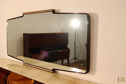 Specchio rettangolare con cornice in legno scuro e rifiniture dorate superiore e inferiore design italiano modernista osvaldo borsani