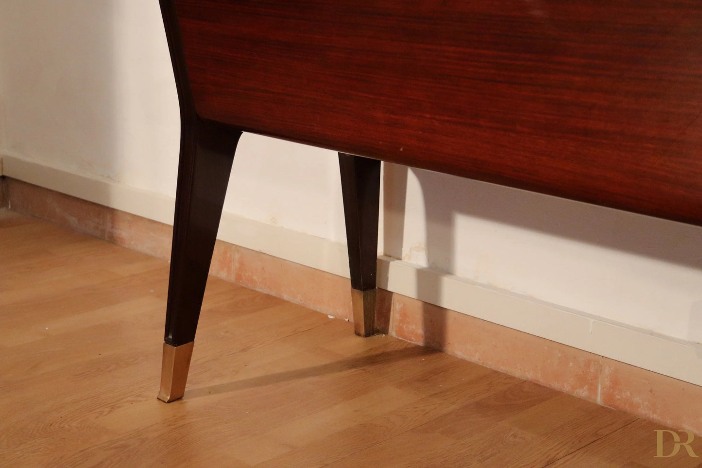 Credenza di Osvaldo Borsani in mogano con gambe nere svasate e punte ottone design italiano modernista anni 50