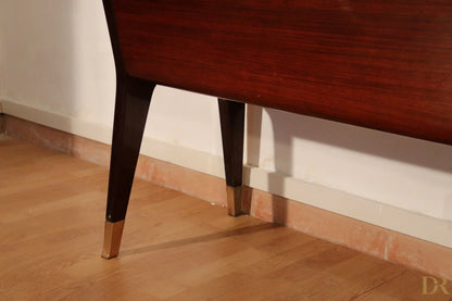 Credenza di Osvaldo Borsani in mogano con gambe nere svasate e punte ottone design italiano modernista anni 50