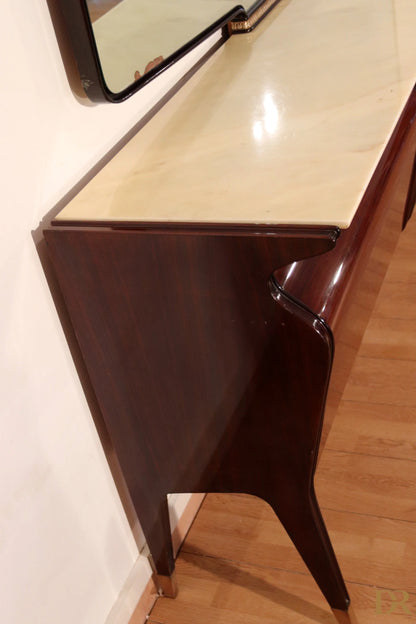 Credensa di metà secolo osvaldo borsani in mogano con piano in onice crema e gambe affusolate design italiano modernista