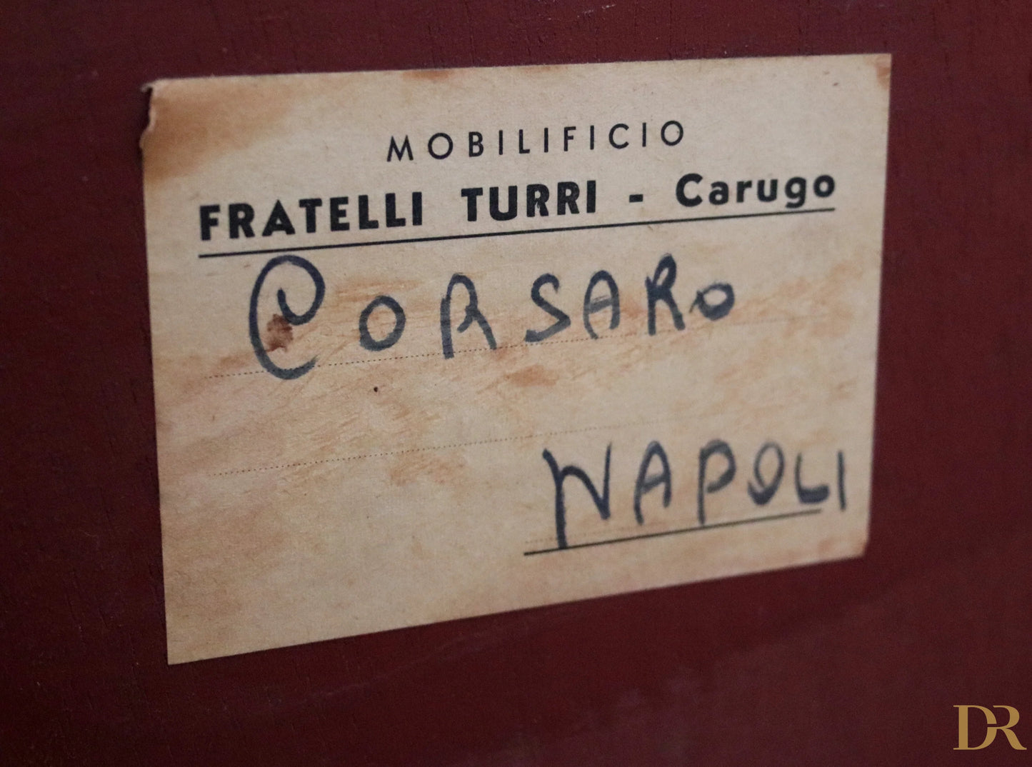 Etichetta vintage sul retro della credenza di metà secolo osvaldo borsani in mogano palissandro acero italia anni 50