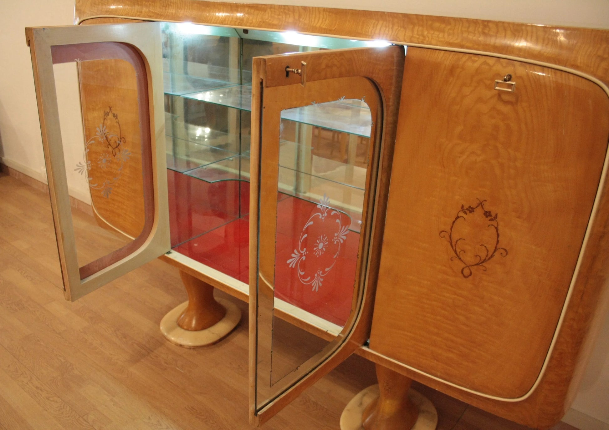 Mobile bar credenza vintage in legno di vittorio dassi credenza mid-century moderna anni 50