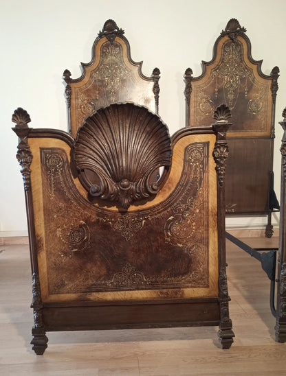 Letto italiano xix secolo in ferro battuto con testiera decorata a motivi di conchiglia e volute intagliate
