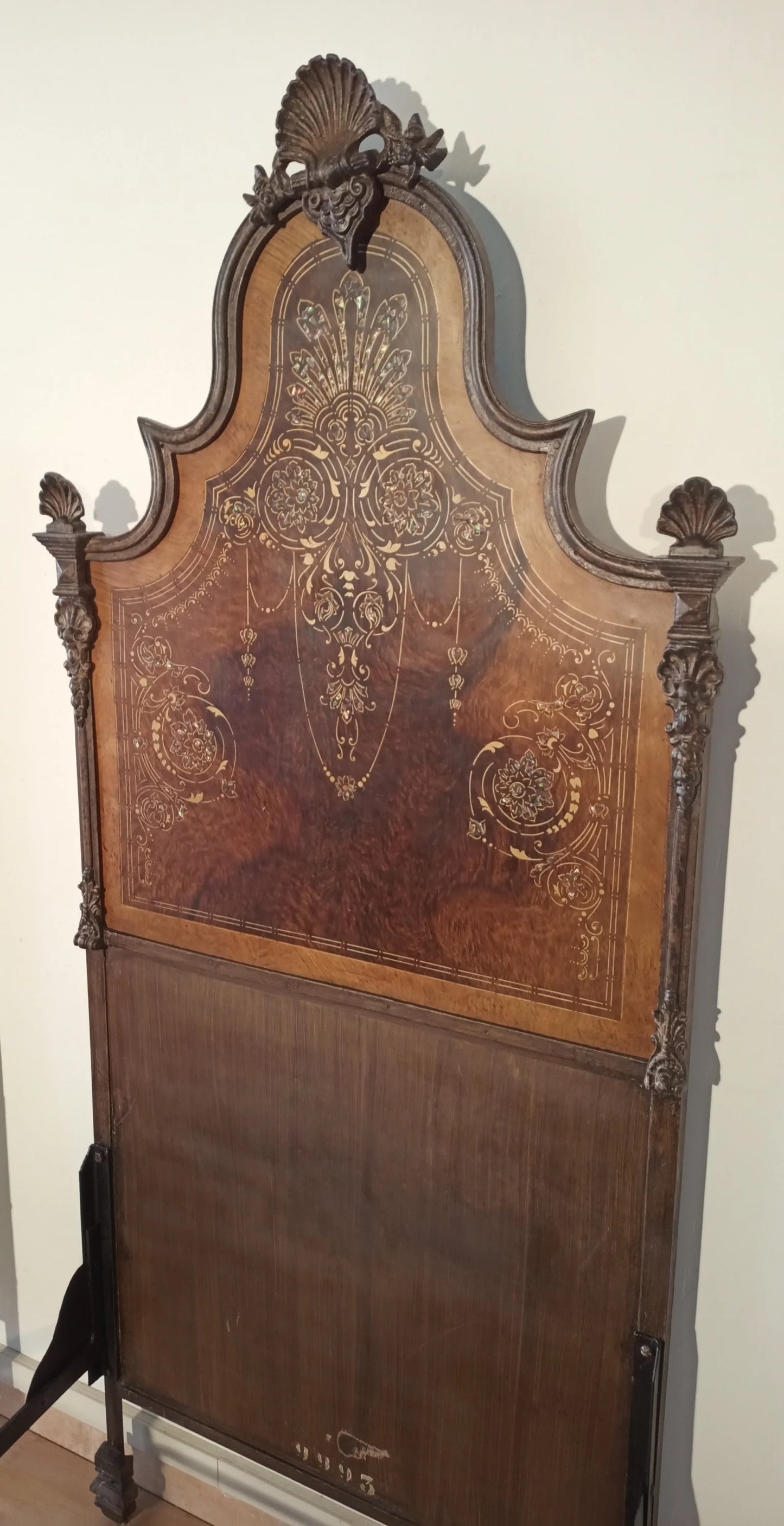 Letto italiano xix secolo in ferro battuto con testiera in legno decorata con madreperla e intagli ornamentali