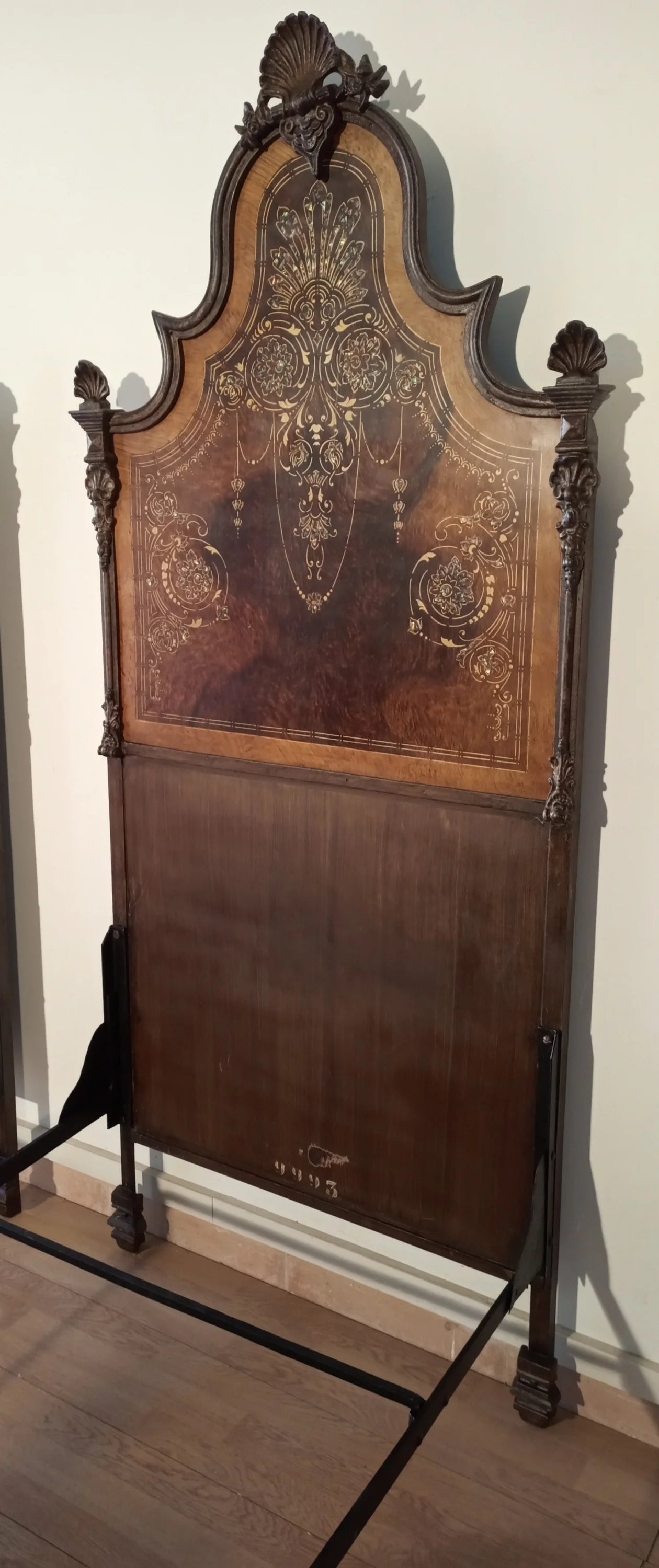 Letto italiano xix secolo in ferro battuto decorato con madreperla e finto legno per casa elegante