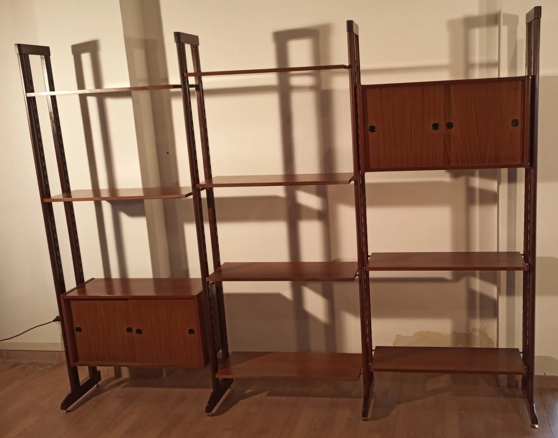Originale libreria vintage modulare in teak con due vani chiusi stile mid-century anni 60 italiana
