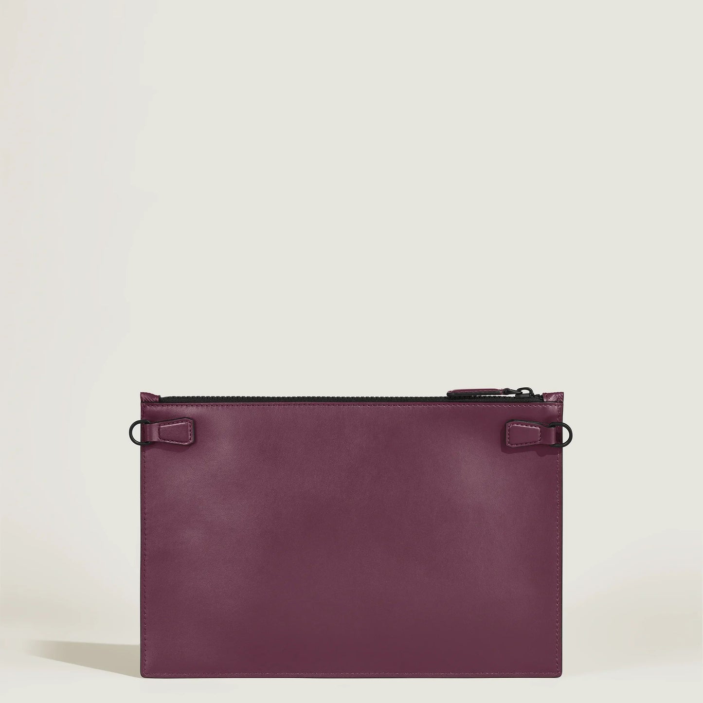 Montblanc astuccio extreme 3.0 cassis 199410 clutch in pelle viola con zip nera e dettagli metallici
