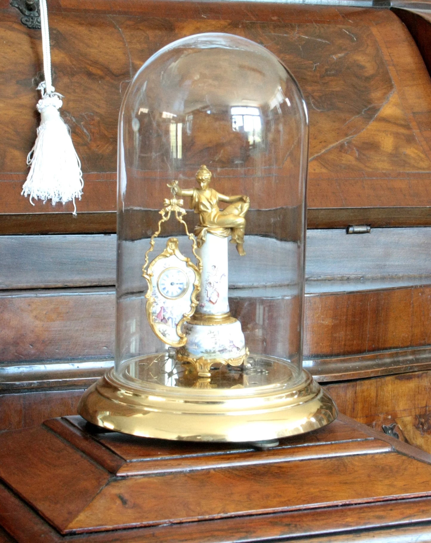 Orologio da tavolo in bronzo e smalti art decò xix secolo con base scena galanti e figura femminile sotto cupola di vetro