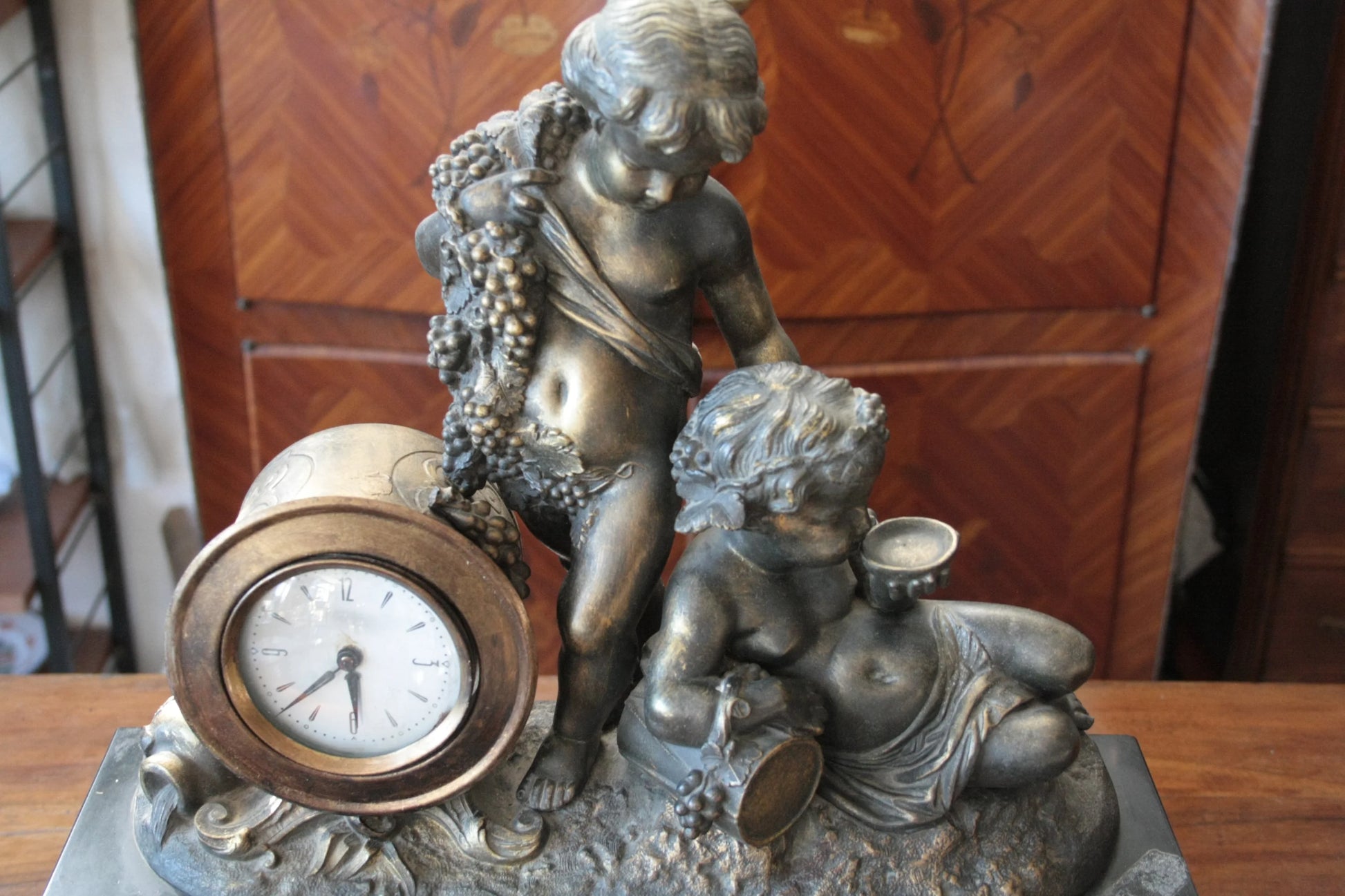 Orologio napoleone iii francese in bronzo ottone xix secolo con motivo di grappoli e cherubino in bronzo