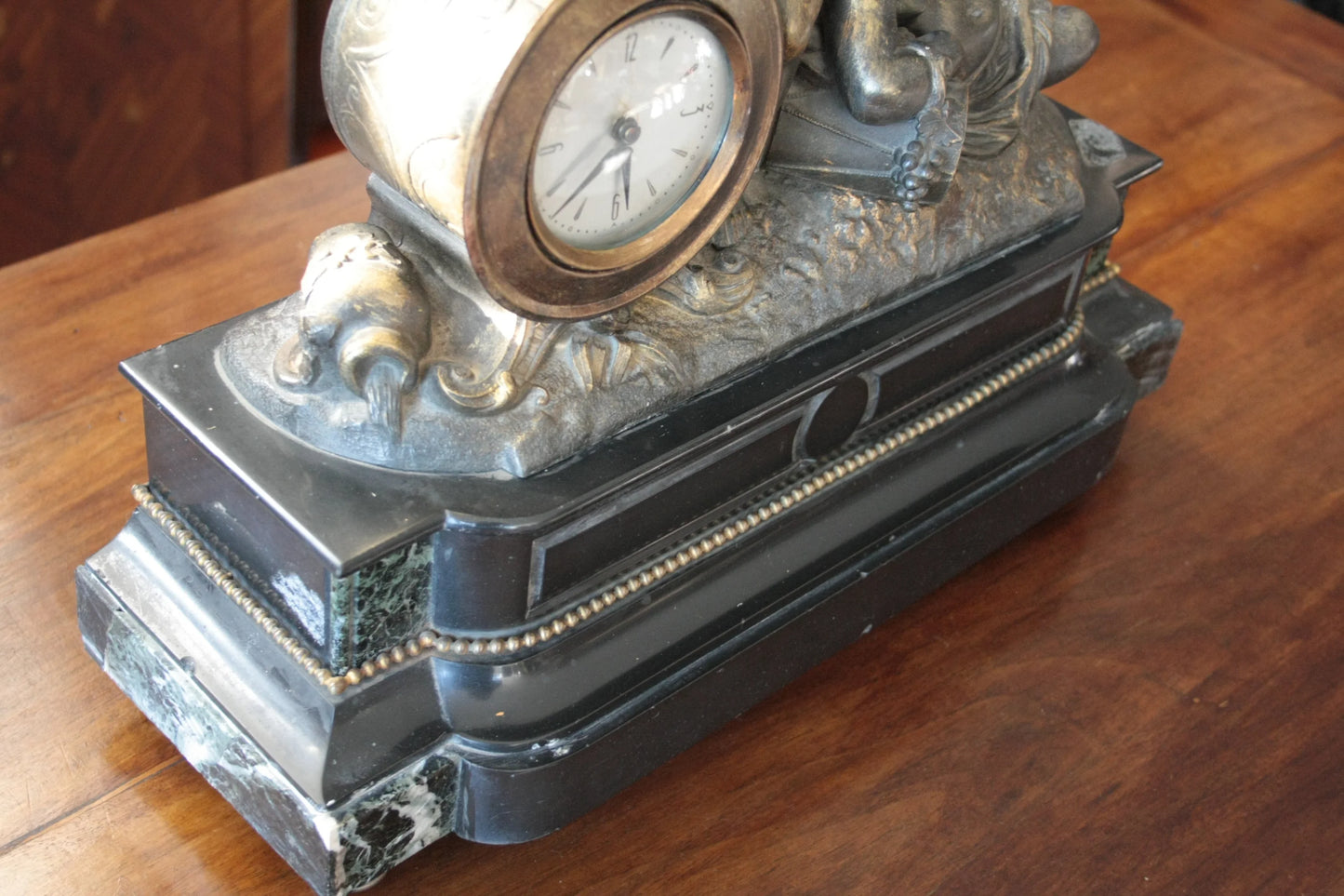 Orologio napoleone iii francese in bronzo ottone xix secolo con base in marmo e design antico decorativo