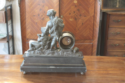 Orologio napoleone iii francese in bronzo ottone e marmo con quadrante a botte e due figure cherubiche xix secolo