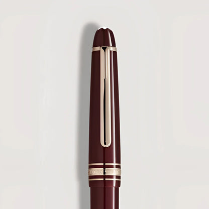 Montblanc stilografica meisterstück bordeaux classique punta m 133014 con distintiva finitura oro e dettagli in argento lucido
