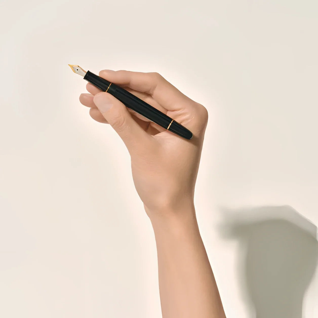 Stilografica meisterstück montblanc nera con finitura oro e design elegante punta m 132464