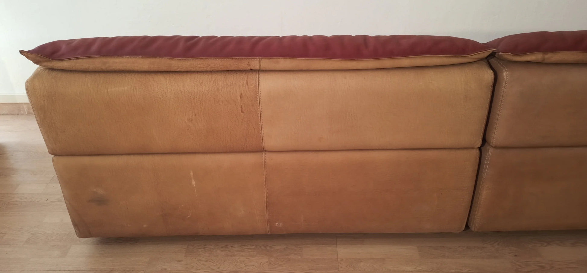 Divano bogò in pelle e pelle scamosciata tan con cuscini bordeaux di carlo bartoli per rossi di albizzate vintage