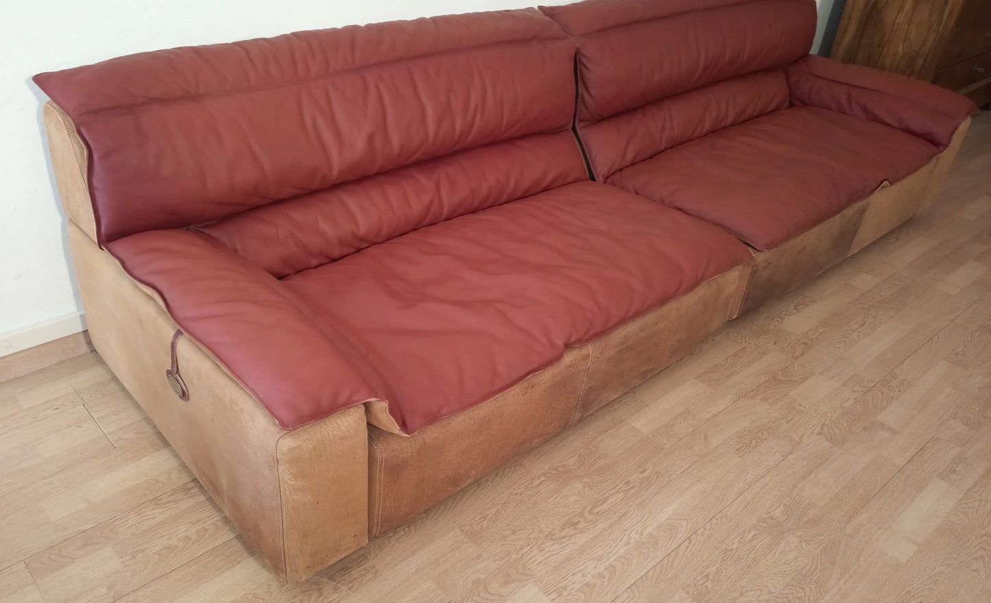 Divano basso divano bogo con cuscini rosa e pannelli in pelle scamosciata color tan vintage di carlo bartoli