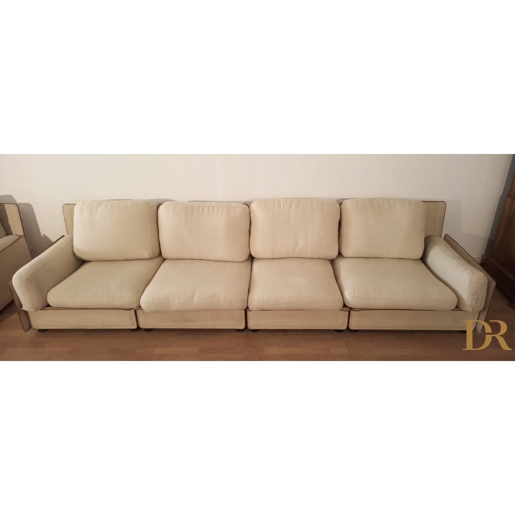 Divano modulare modello redifiori di riccardo arbizzoni per zanotta 1978 con quattro cuscinature beige in tessuto