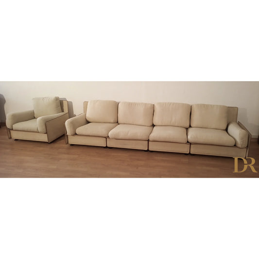 Divano modulare riccardo arbizzoni modello redifiori set con divano beige e poltrona su pavimento in legno