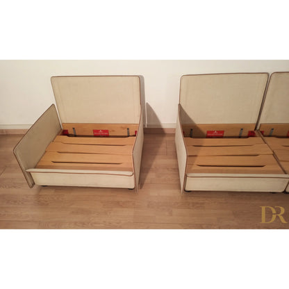 Due sedie pieghevoli cream color con seduta in listelli di legno modello redifiori set di riccardo arbizzoni per zanotta 1978 divano