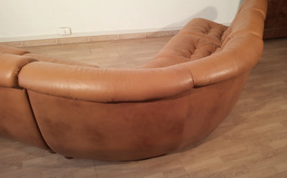 Divano modulare vintage in pelle cognac con poltrona reclinabile curva color cuoio e imbottitura capitonnè