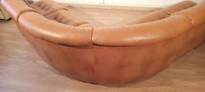 Divano modulare vintage in pelle cognac colore tan con sedute imbottite a sezione curva anni 70