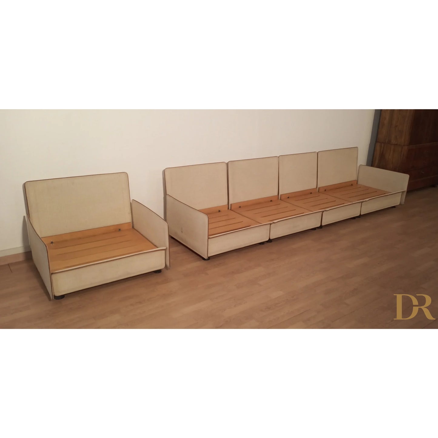 Divano modulare modello redifiori di riccardo arbizzoni per zanotta 1978 con lati crema e sedute in legno