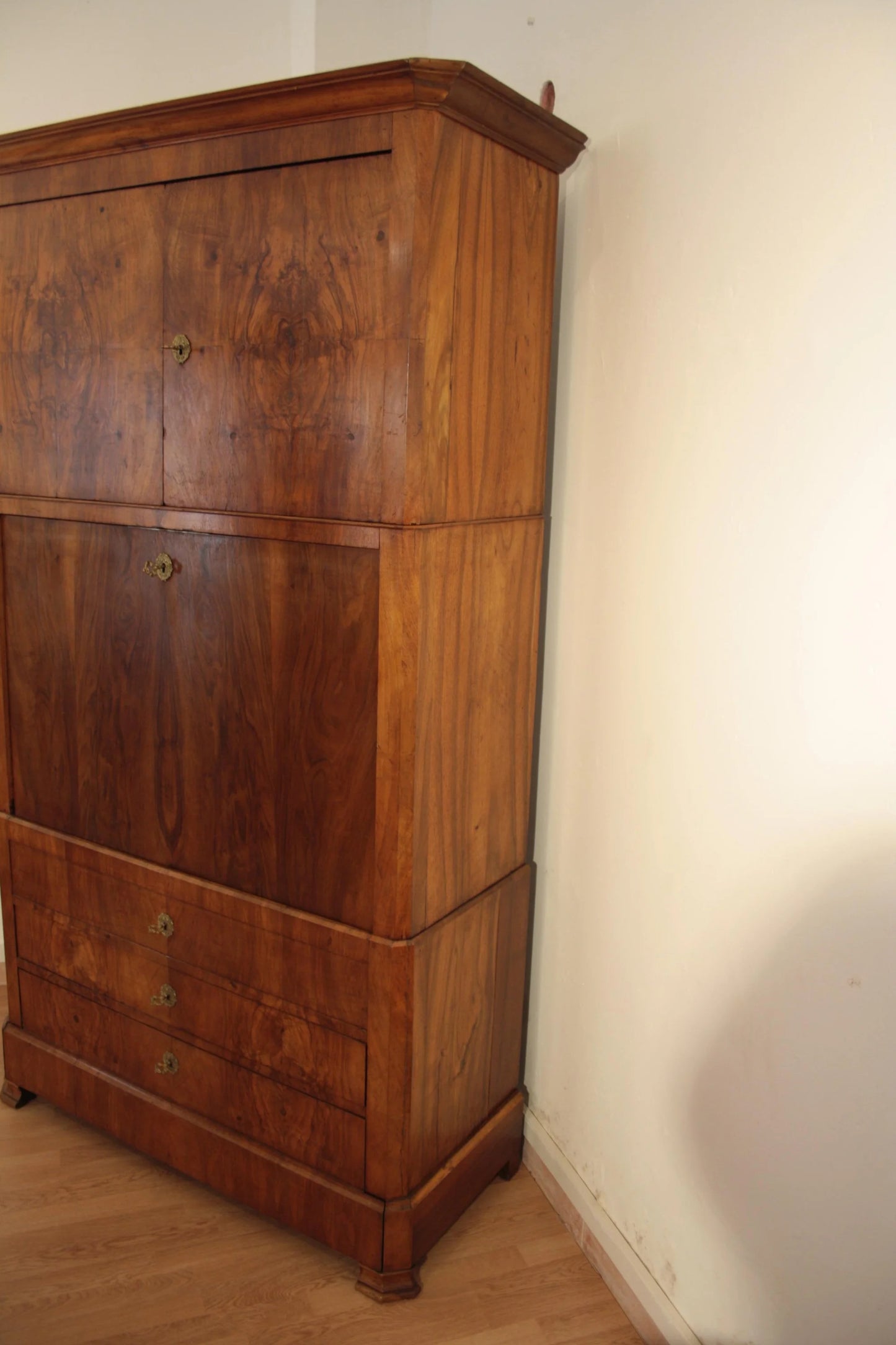 Splendido secretaire umberto in rovere massello con tre sezioni e rifiniture decorative fine ottocento