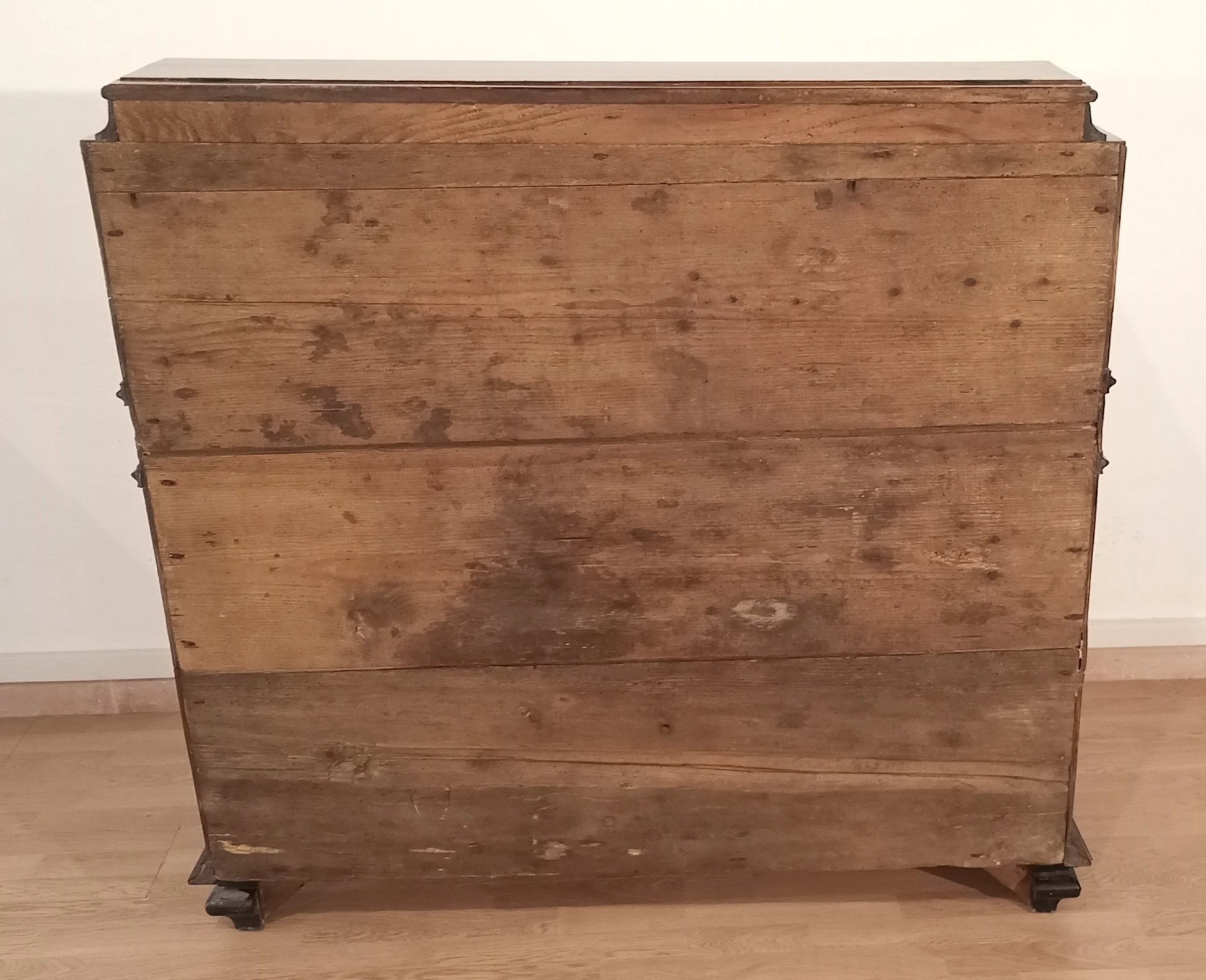 Cassettiera ribalta lombarda settecentesca originale in legno con piedi a artiglio restaurata in ottime condizioni