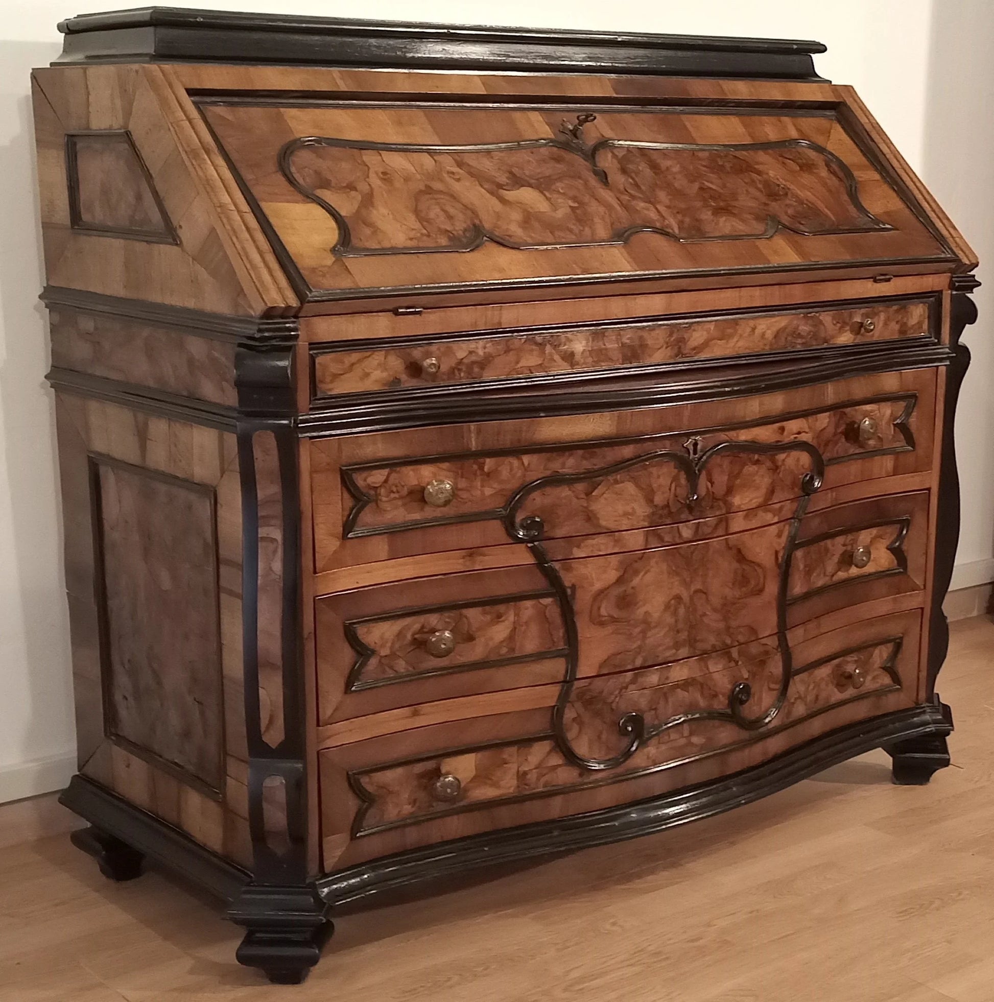 Cassettiera ribalta lombarda settecentesca originale in legno con modanature decorative e pannelli in noce burlato