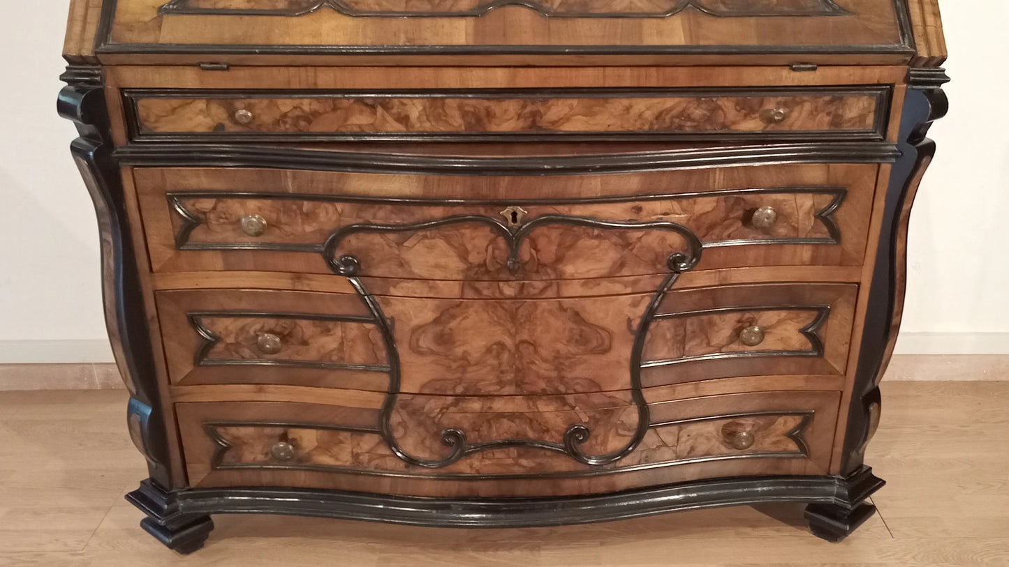 Cassettiera ribalta lombarda settecentesca originale in legno intagliato con cassetti decorativi restaurata in ottime condizioni