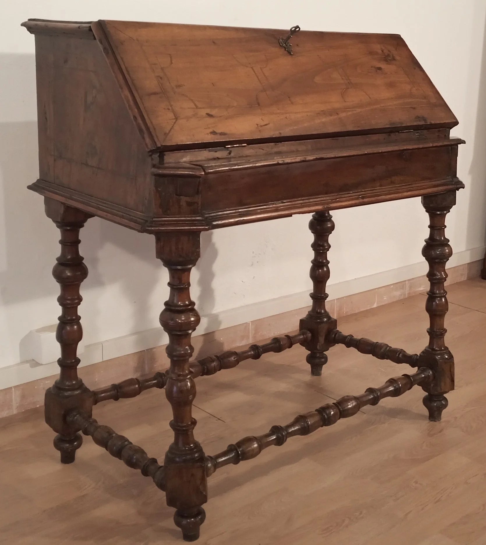 Scrivania a ribalta xviii secolo in legno antico con gambe tornite e piano inclinato a ribalta