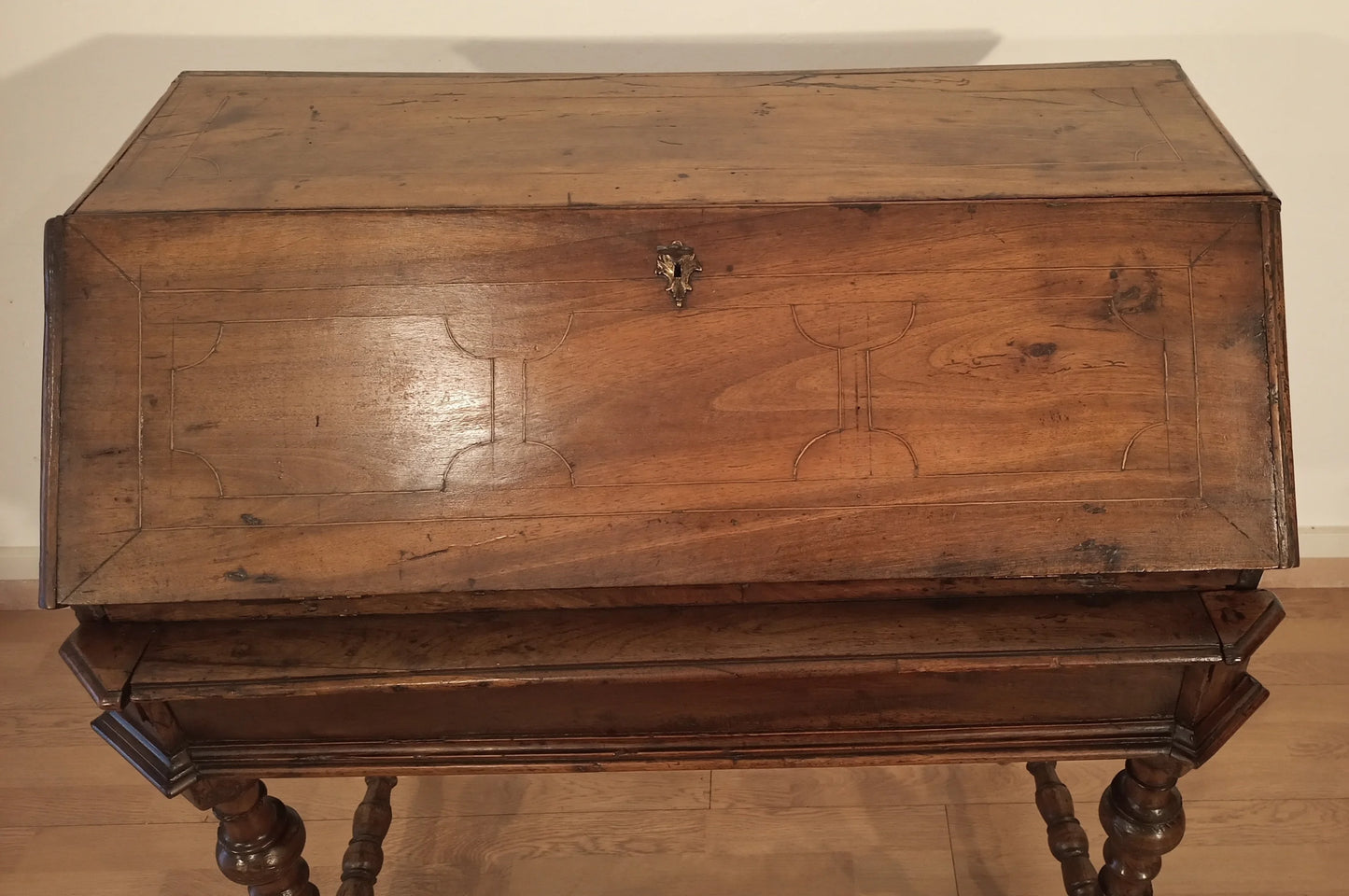 Antica scrivania in legno con ribalta xviii secolo e gambe tornite decorative in stile classico