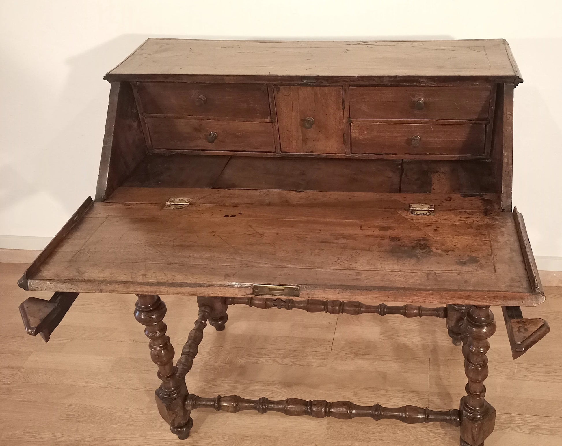 Scrivania in legno antico con gambe tornite e ribalta a ribalta xviii secolo per scrittoio elegante