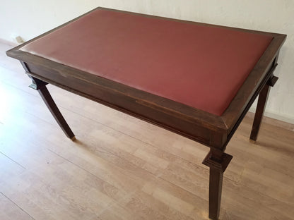 Scrivania stile impero noce con piano in pelle bordeaux e piedini in ottone dal design ottocento elegante