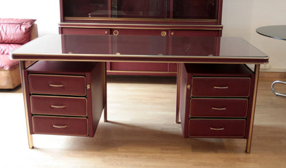 Scrivania ministeriale disegnata da umberto mascagni in similpelle bordeaux e ottone con cassetti in legno marrone e oro