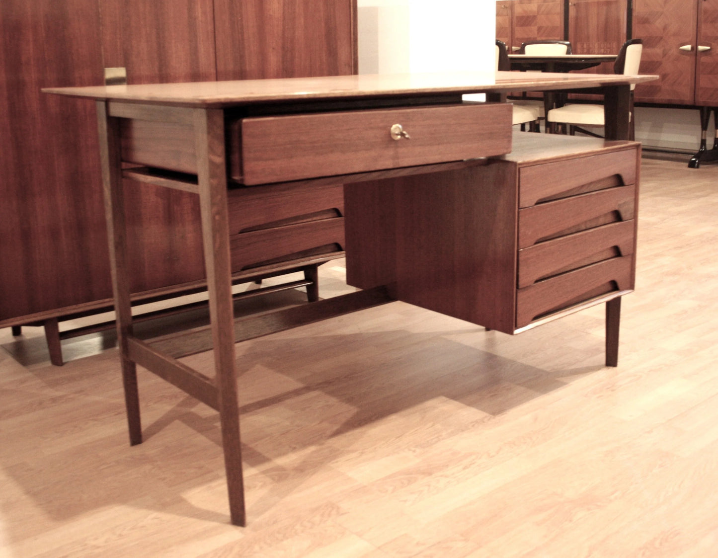 Scrivania scrittoio mid-century in legno con cassetti e gambe a rampa design edmondo palutari anni 50 vintage