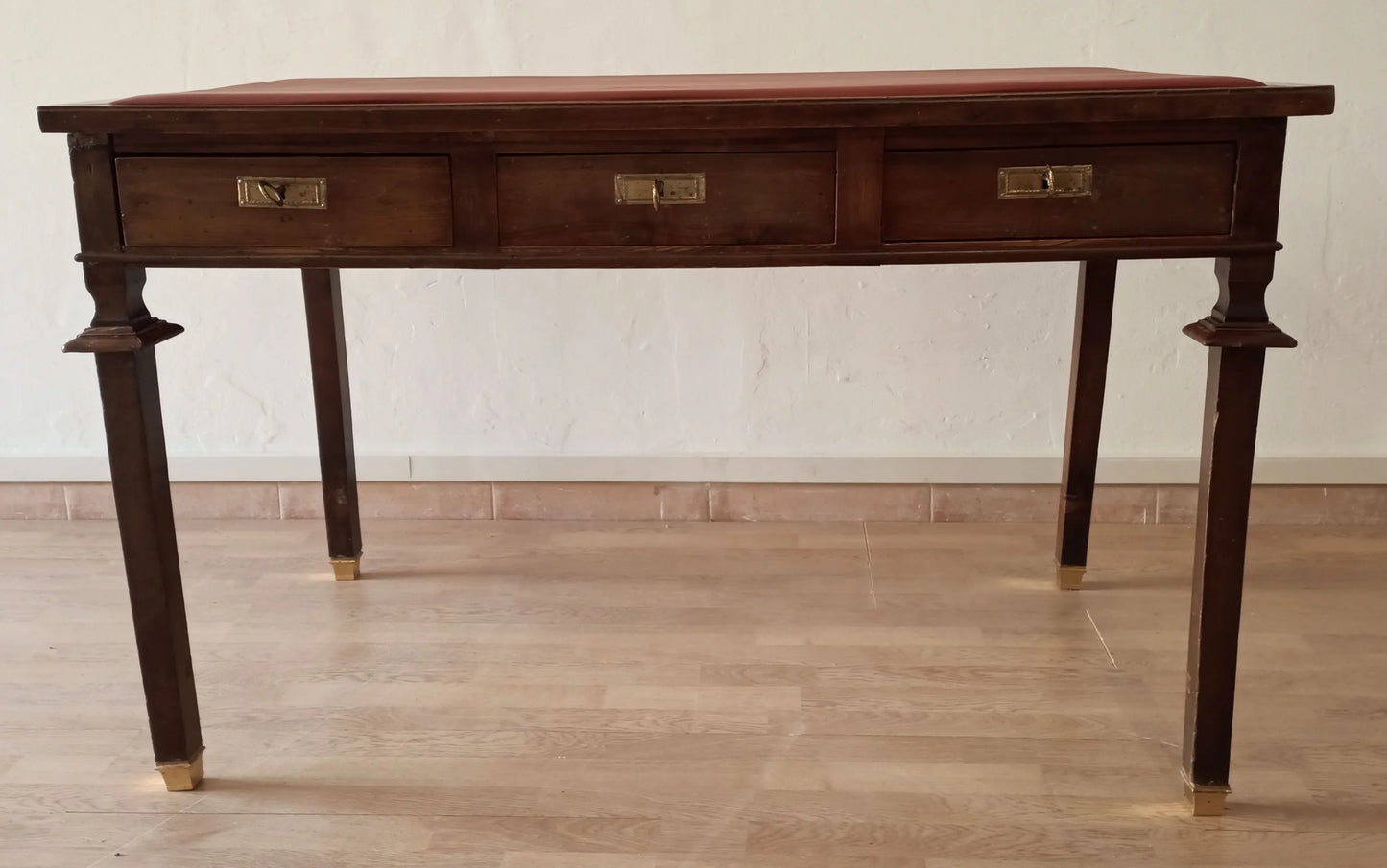 Scrivania stile impero in noce con tre cassetti e dettagli in ottone su piano in pelle vintage ottocento