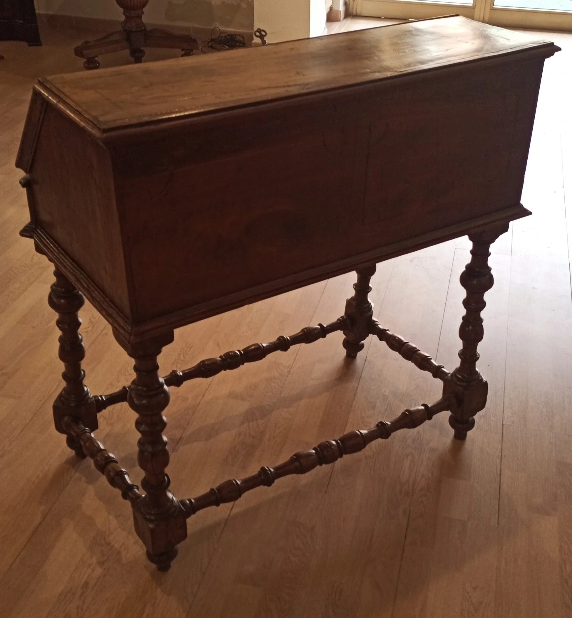 Scrivania ribalta xviii secolo in legno scuro con gambe tornite e piano inclinato per scrittura elegante