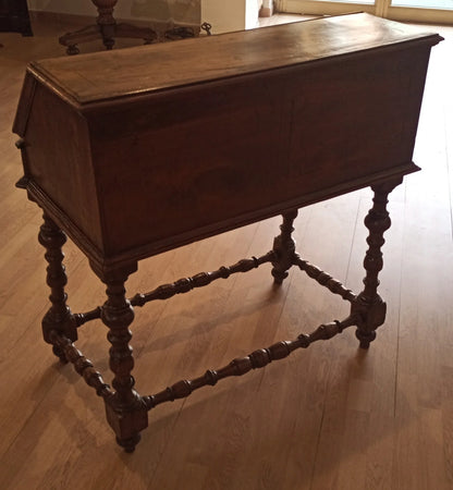 Scrivania ribalta xviii secolo in legno scuro con gambe tornite e piano inclinato per scrittura elegante