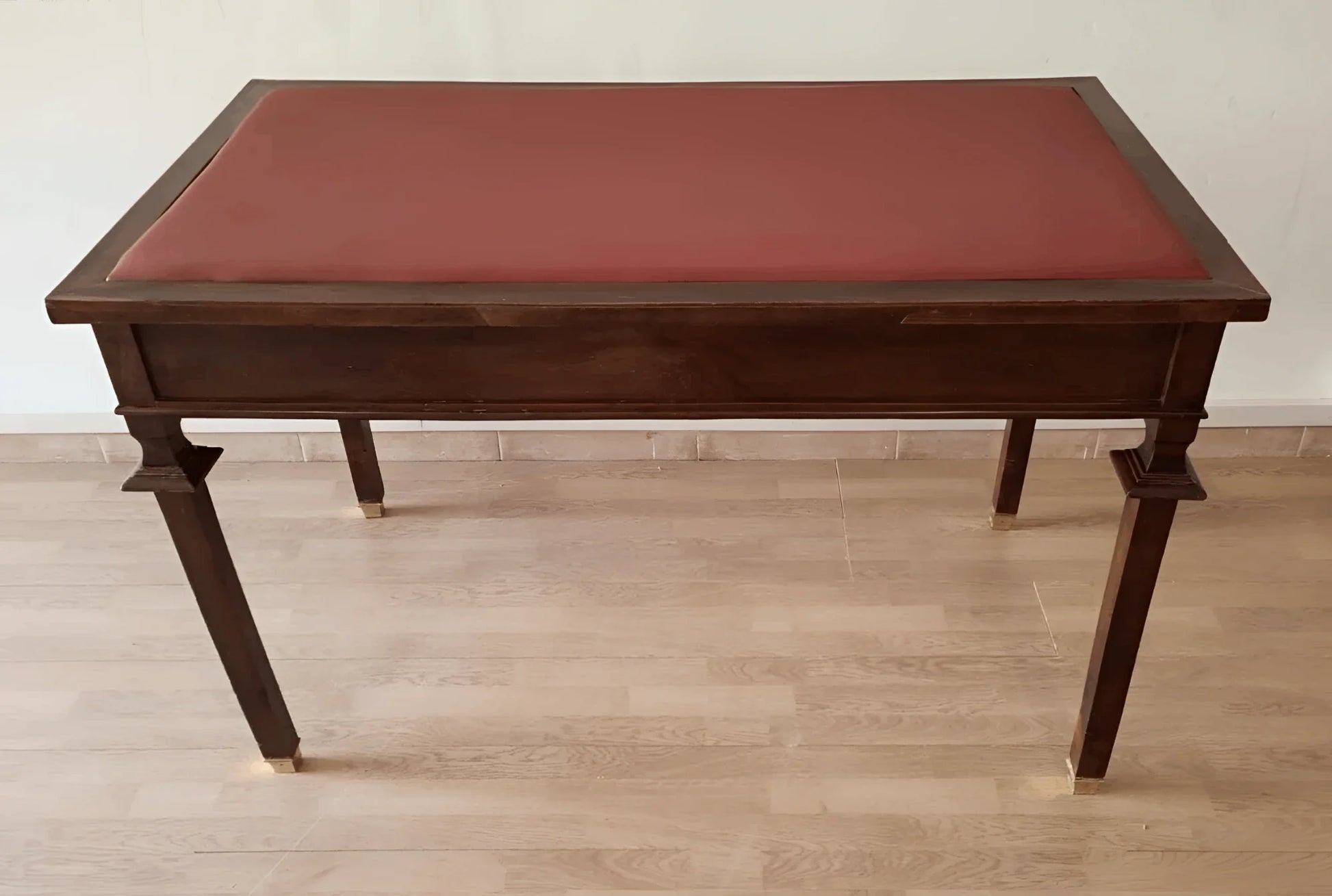 Scrivania stile impero in noce con piano in pelle rossa e piedini in ottone su tavolo in legno scuro
