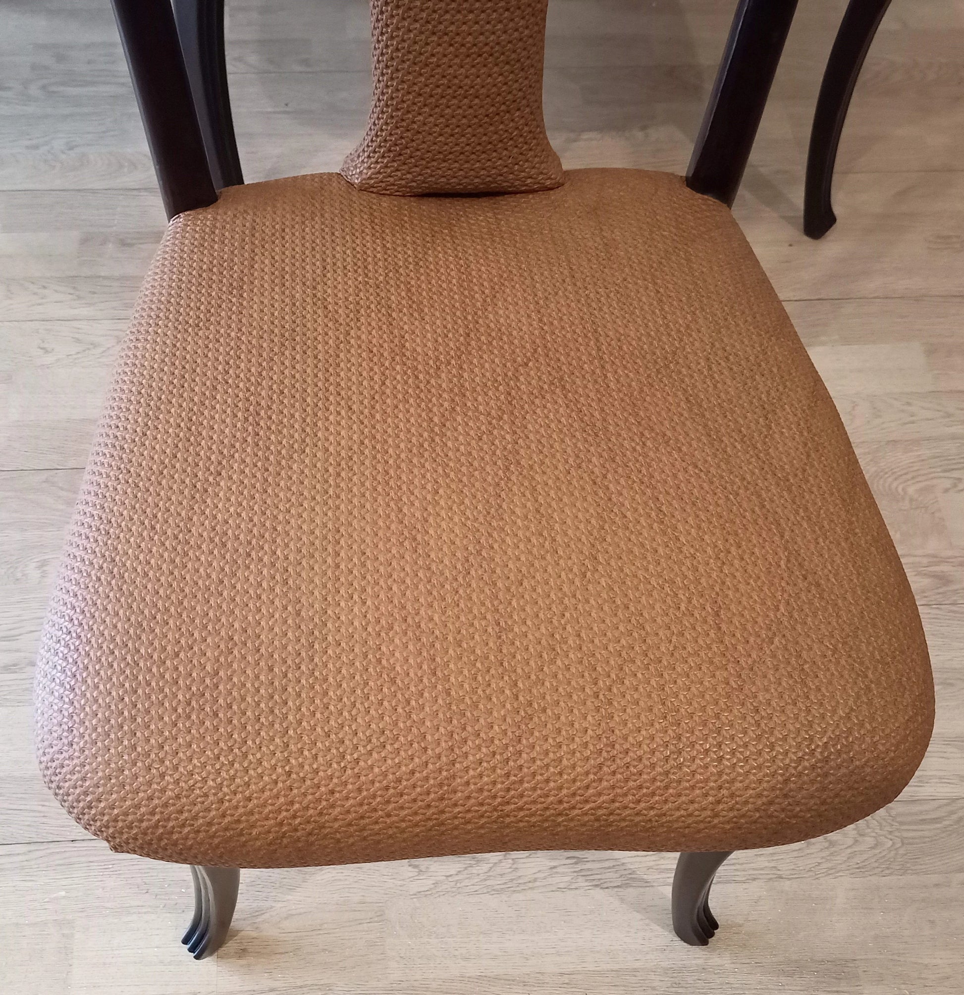 Sedia pranzo vintage con seduta in pelle color cuoio e gambe in legno scuro design mid century anni 50