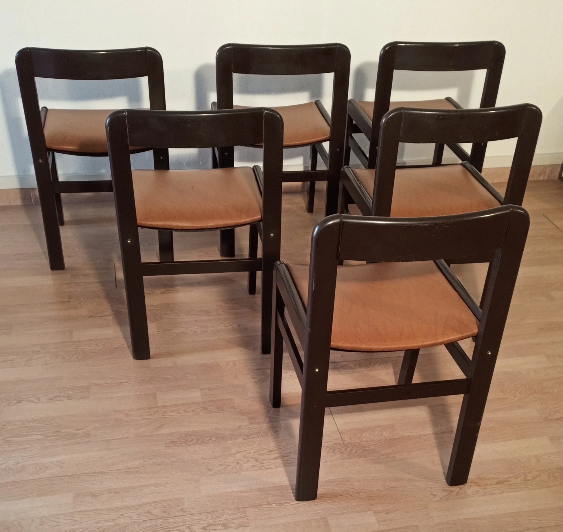 Set di cinque sedie da pranzo vintage brutaliste in legno scuro con sedili in pelle marrone chiaro anni 70