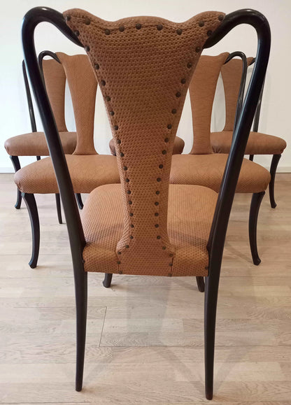 Eleganti sedie pranzo vintage con gambe curve nere e rivestimento in pelle color tan con bottoni decorativi