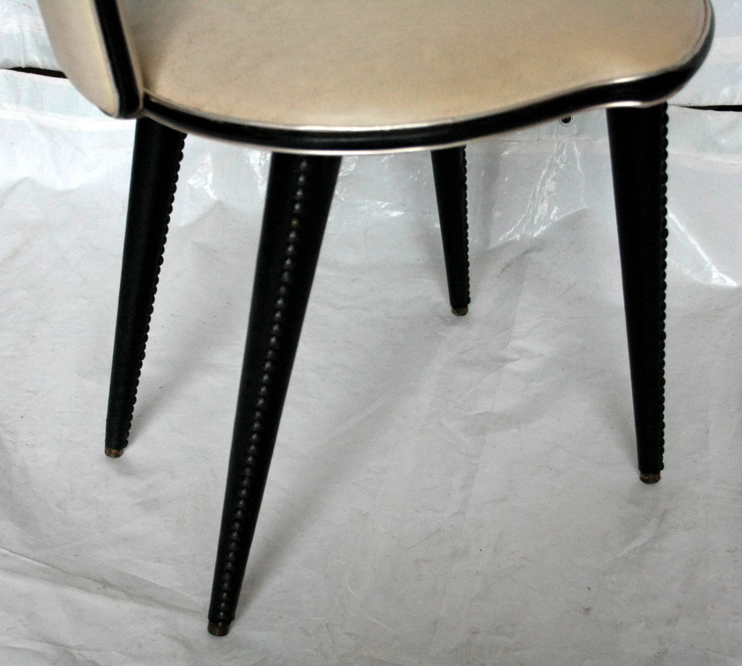Upholstered stool set with decorative legs in ecopelle bianca by sedie Umberto Mascagni anni 60 Italia with triangolo irregolare design