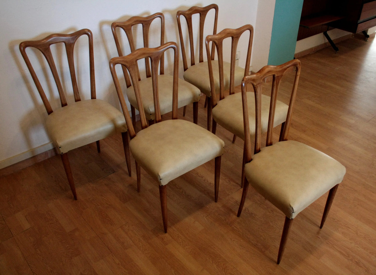 Set 6 sedie mid-century modern italiane con sedili in similpelle bianca in perfette condizioni prodotte negli anni 1960