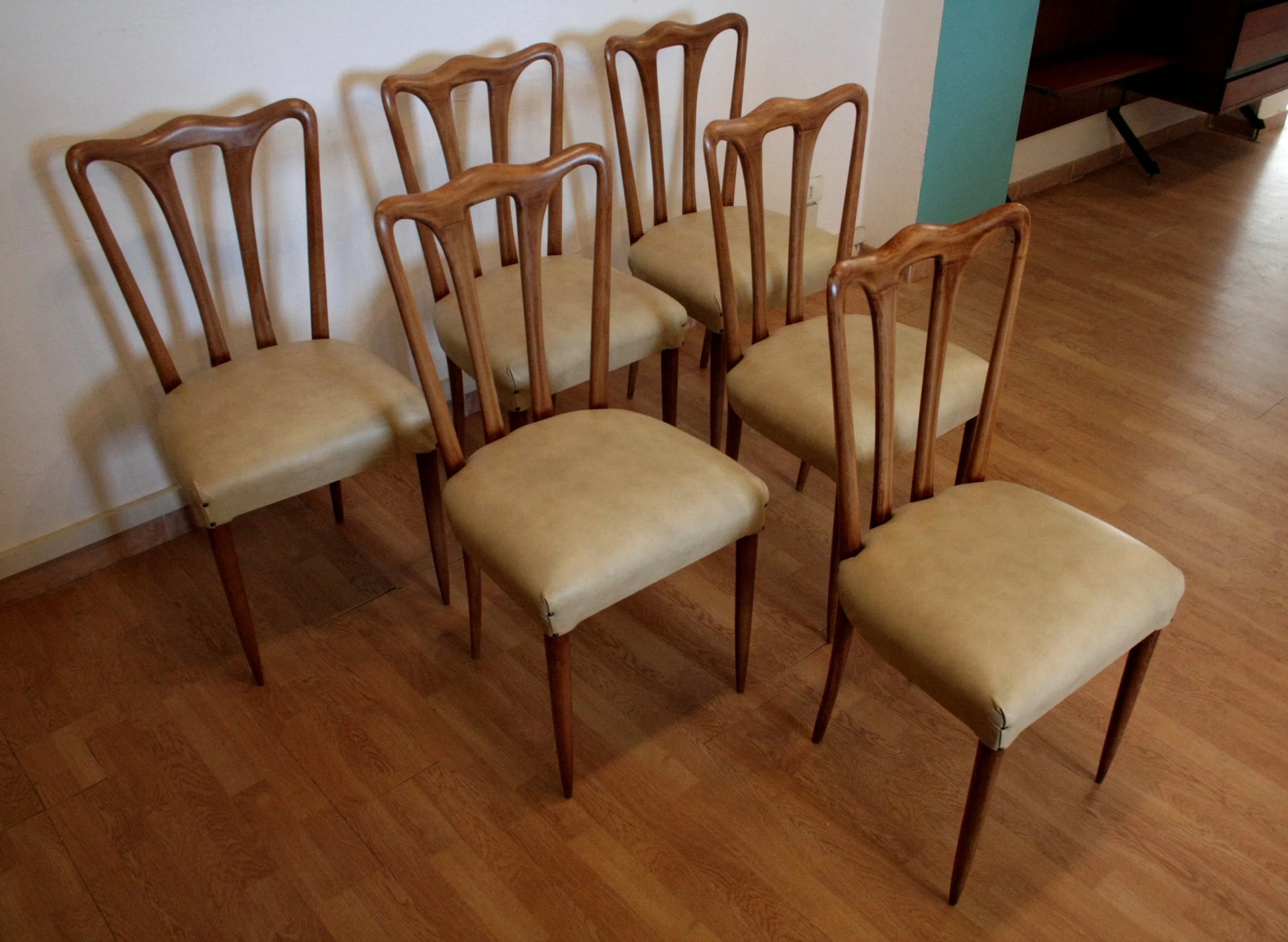 Set 6 sedie mid-century modern italiane con sedili in similpelle bianca in perfette condizioni prodotte negli anni 1960