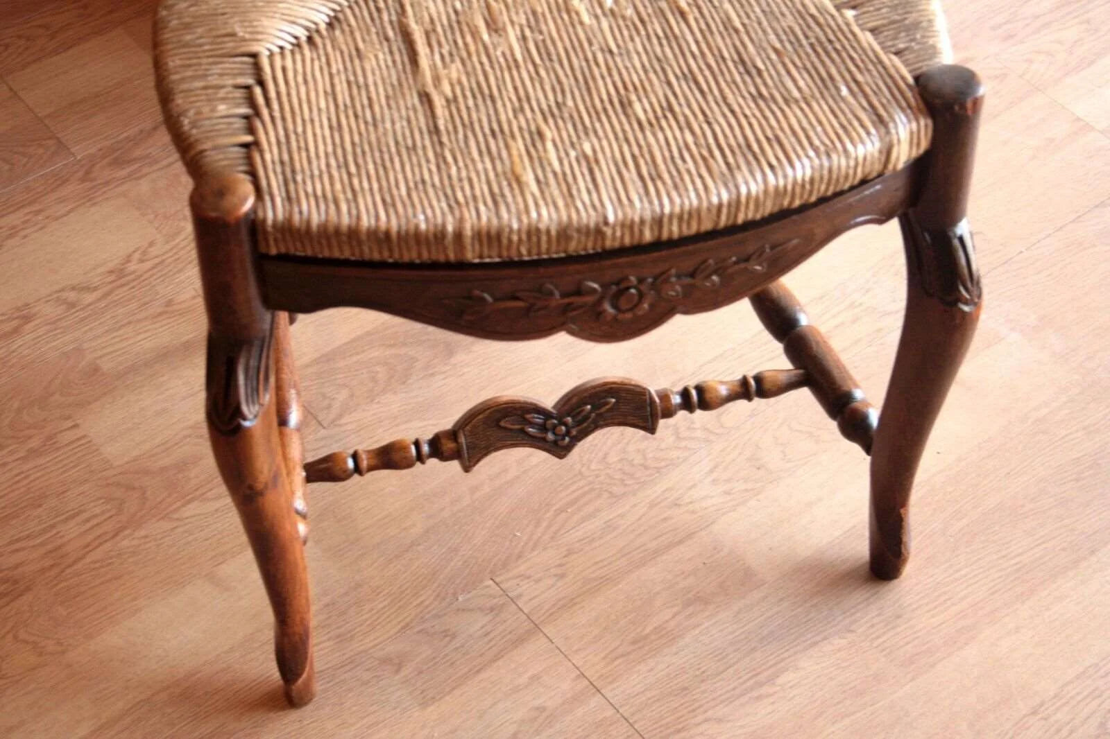 Set di 6 sedie provenzali rustiche in rovere massello ottocento con sedile intrecciato e traversa intagliata decorativa