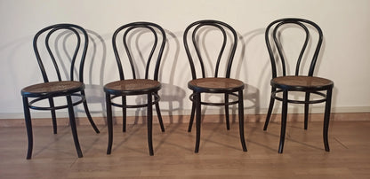 Quattro sedie da pranzo nere in faggio curvato nello stile thonet italia set disposte in fila