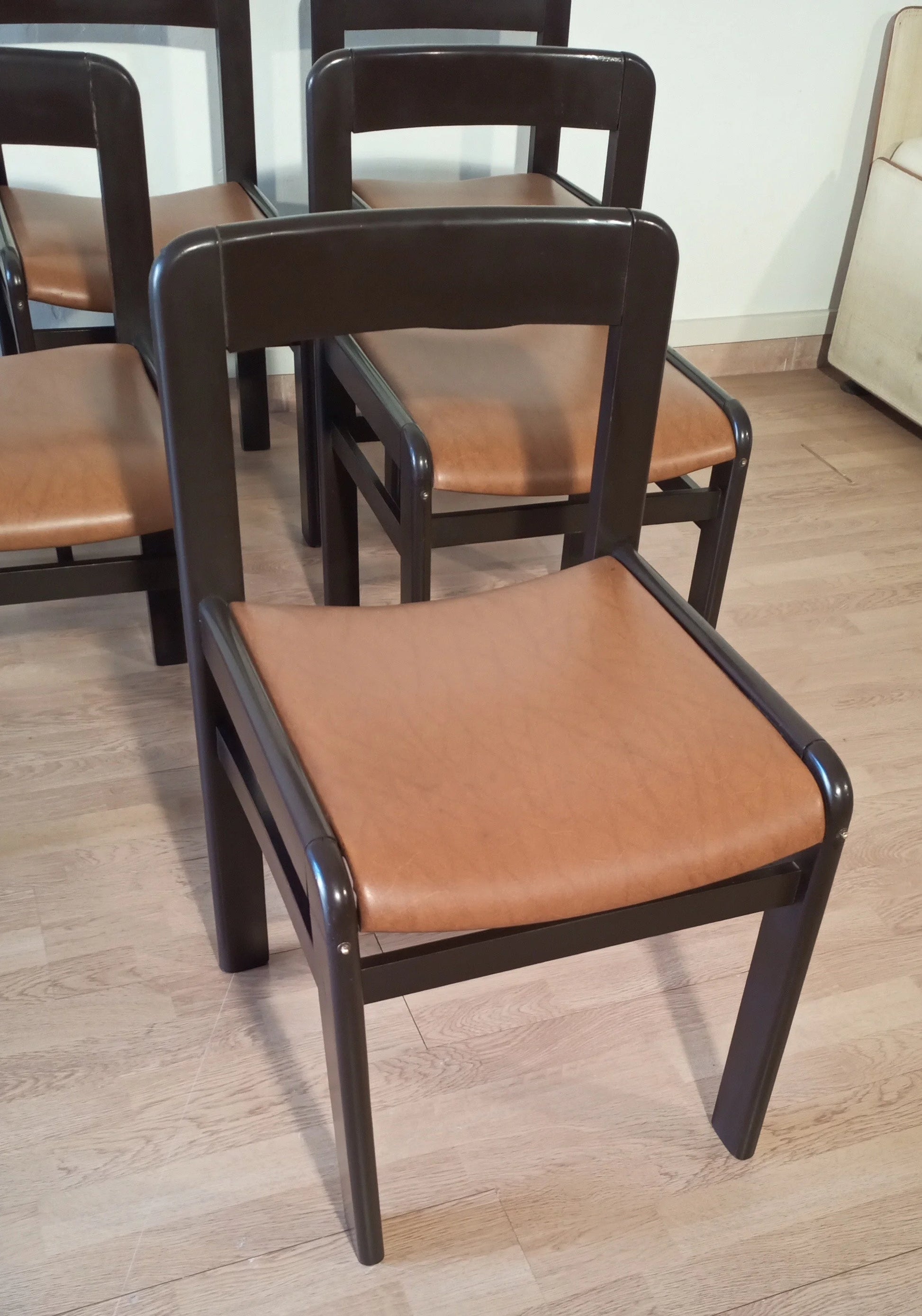 Sedie da pranzo vintage in legno scuro con seduta in pelle marrone set di 6 stile brutalista anni 70